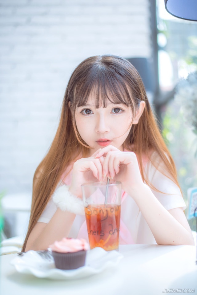 “庞先生，不是我等不明事理。”一名蜀将苦笑道：“只是冠军侯之政策，于我士族……”